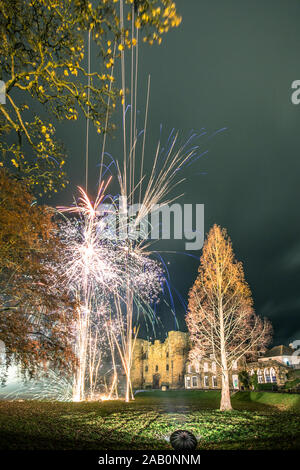 Tonbridge Castle fuochi d'artificio, Kent, Regno Unito. Il 24 novembre 2019. illuminato da fuochi d'artificio per contrassegnare l'accensione delle luci di Natale. Foto Stock