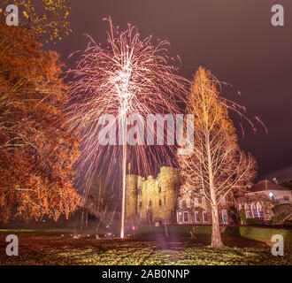 Tonbridge Castle fuochi d'artificio, Kent, Regno Unito. Il 24 novembre 2019. illuminato da fuochi d'artificio per contrassegnare l'accensione delle luci di Natale. Foto Stock