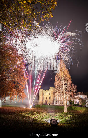 Tonbridge Castle fuochi d'artificio, Kent, Regno Unito. Il 24 novembre 2019. illuminato da fuochi d'artificio per contrassegnare l'accensione delle luci di Natale. Foto Stock