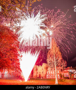 Tonbridge Castle fuochi d'artificio, Kent, Regno Unito. Il 24 novembre 2019. illuminato da fuochi d'artificio per contrassegnare l'accensione delle luci di Natale. Foto Stock