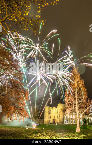 Tonbridge Castle fuochi d'artificio, Kent, Regno Unito. Il 24 novembre 2019. illuminato da fuochi d'artificio per contrassegnare l'accensione delle luci di Natale. Foto Stock