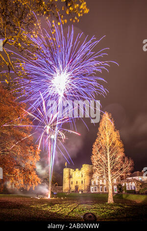 Tonbridge Castle fuochi d'artificio, Kent, Regno Unito. Il 24 novembre 2019. illuminato da fuochi d'artificio per contrassegnare l'accensione delle luci di Natale. Foto Stock