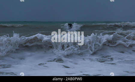 Ancona - Italia - 25 novembre 2019 - Onda surf durante una tempesta di scirocco in autunno nella baia di Portonovo Foto Stock