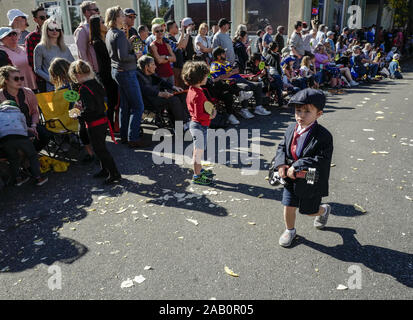 Los Angeles, California, USA. 24 Novembre, 2019. Un giovane participatant nel Doo Dah Parade, Domenica, 24 novembre 2019 a Pasadena, in California. Credito: Ringo Chiu/ZUMA filo/Alamy Live News Foto Stock