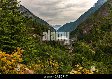 La gola di Lago diga sul fiume Skagit nel Parco Nazionale delle Cascate del Nord vicino a Rockport, Washington. Foto Stock