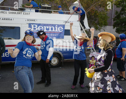 Los Angeles, California, USA. 24 Novembre, 2019. Sandy BernieÃs sostenitori danza nel Doo Dah Parade, Domenica, 24 novembre 2019 a Pasadena, in California. Credito: Ringo Chiu/ZUMA filo/Alamy Live News Foto Stock