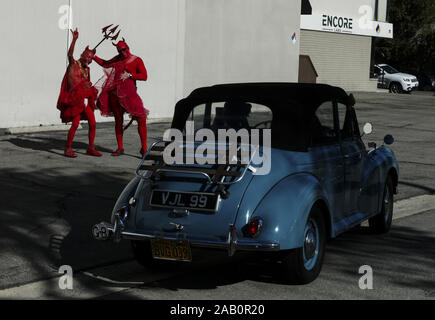 Los Angeles, California, USA. 24 Novembre, 2019. La gente vestita come diavoli partecipare nel Doo Dah Parade, Domenica, 24 novembre 2019 a Pasadena, in California. Credito: Ringo Chiu/ZUMA filo/Alamy Live News Foto Stock