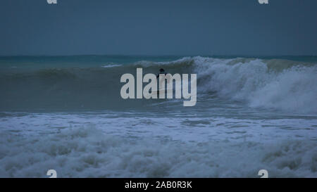 Ancona - Italia - 25 novembre 2019 - Onda surf durante una tempesta di scirocco in autunno nella baia di Portonovo Foto Stock