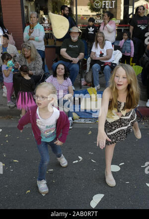 Los Angeles, California, USA. 24 Novembre, 2019. Una ragazza getta la tostitos nel Doo Dah Parade, Domenica, 24 novembre 2019 a Pasadena, in California. Credito: Ringo Chiu/ZUMA filo/Alamy Live News Foto Stock