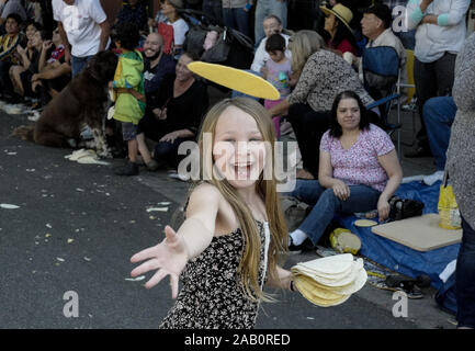 Los Angeles, California, USA. 24 Novembre, 2019. Una ragazza getta la tostitos nel Doo Dah Parade, Domenica, 24 novembre 2019 a Pasadena, in California. Credito: Ringo Chiu/ZUMA filo/Alamy Live News Foto Stock