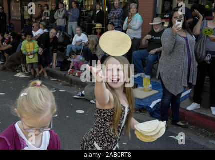 Los Angeles, California, USA. 24 Novembre, 2019. Una ragazza getta la tostitos nel Doo Dah Parade, Domenica, 24 novembre 2019 a Pasadena, in California. Credito: Ringo Chiu/ZUMA filo/Alamy Live News Foto Stock