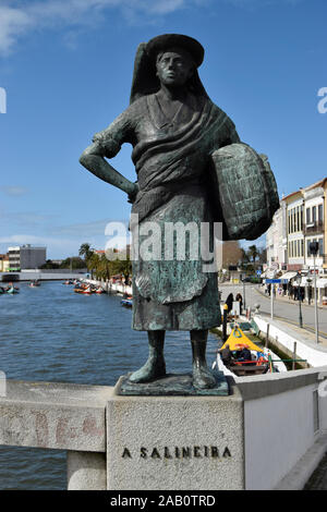 Statua di una donna tradizionale che produrrebbe il sale in Aveiro Portogallo Foto Stock