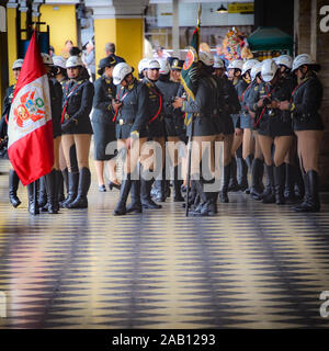 Lima, Perù - Nov 17, 2019: ufficiali donne dal peruviano forza di polizia nella Plaza de Armas Foto Stock