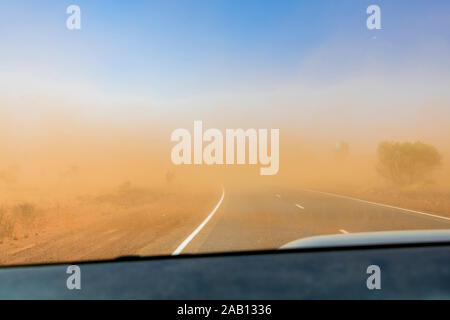 Tempesta di sabbia in Australia outback dopo bushfires nell'area Foto Stock