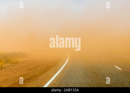 Tempesta di sabbia in Australia outback dopo bushfires nell'area Foto Stock