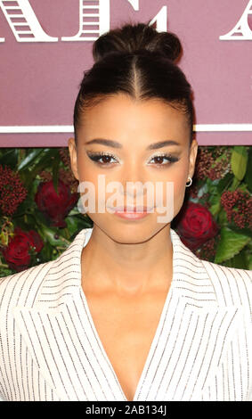 Ella Balinska, Evening Standard Theatre Awards, London Coliseum di Londra, Regno Unito, 24 novembre 2019, Foto di Richard Goldschmidt Foto Stock