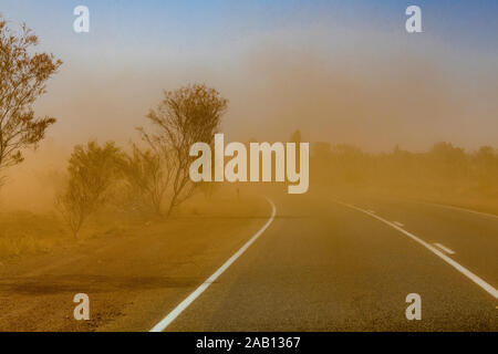 Tempesta di sabbia in Australia outback dopo bushfires nell'area Foto Stock