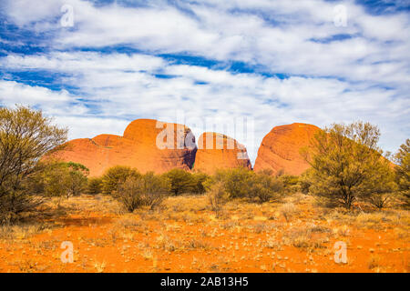 Uniche formazioni cloud oltre l'Olgas, come noto come Kata Tjuta outback in Australia Foto Stock