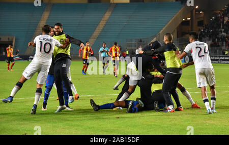 Rades, Tunisia. 23 Nov, 2019. Olympique Asafi giocatori celebrare durante il Club arabo campionato partita di calcio tra Marocco Asafi e tunisino Esperance sportive a Rades Stadium.(punteggio finale: Marocco Asafi 4:2 Esperance tunisino sportivi, sanzioni) Credito: SOPA Immagini limitata/Alamy Live News Foto Stock