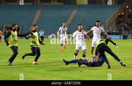 Rades, Tunisia. 23 Nov, 2019. Olympique Asafi giocatori celebrare durante il Club arabo campionato partita di calcio tra Marocco Asafi e tunisino Esperance sportive a Rades Stadium.(punteggio finale: Marocco Asafi 4:2 Esperance tunisino sportivi, sanzioni) Credito: SOPA Immagini limitata/Alamy Live News Foto Stock