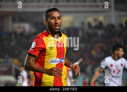 Rades, Tunisia. 23 Nov, 2019. Hamdou el Houni lybian in azione durante il Club arabo campionato partita di calcio tra Marocco Asafi e tunisino Esperance sportive a Rades Stadium.(punteggio finale: Marocco Asafi 4:2 Esperance tunisino sportivi, sanzioni) Credito: SOPA Immagini limitata/Alamy Live News Foto Stock