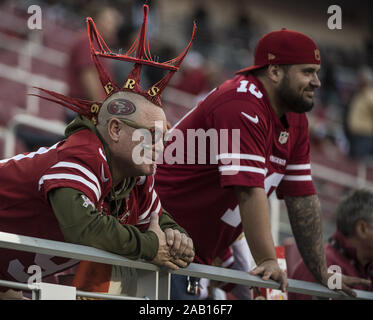 Santa Clara, Stati Uniti. 24 Novembre, 2019. San Fracisco 49ers tifosi guardare il team warm up per giocare il Green Bay Packers a Levi's Stadium di Santa Clara, California, domenica 24 novembre, 2019. Foto di Terry Schmitt/UPI Credito: UPI/Alamy Live News Foto Stock