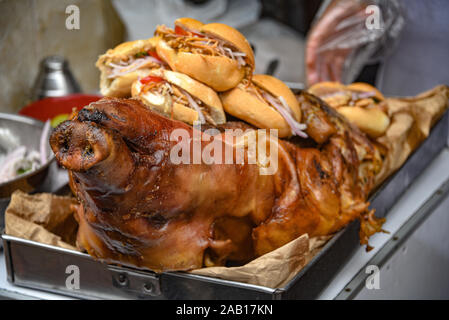 Un arrosto di maiale servito come panini di maiale per le strade di Lima, Perù Foto Stock