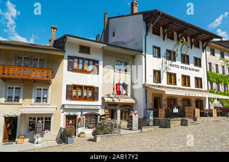 Svizzera Canton Friburgo, Gruyeres, Main Street, il centro della città, l'Hotel de Ville, hotel, ristorante, negozi Foto Stock