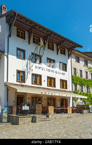 Svizzera Canton Friburgo, Gruyeres, Main Street, il centro della città, l'Hotel de Ville, hotel, ristorante, negozi Foto Stock