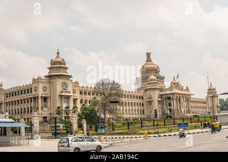 Città Bengaluru, Vidhana Soudha - governo del Karnataka, nello stile descritto come Mysore Neo-Dravidian, incorpora Indo-Saracenic, stili dravidico Foto Stock