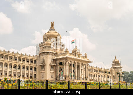 Città Bengaluru, Vidhana Soudha - governo del Karnataka, nello stile descritto come Mysore Neo-Dravidian, incorpora Indo-Saracenic, stili dravidico Foto Stock