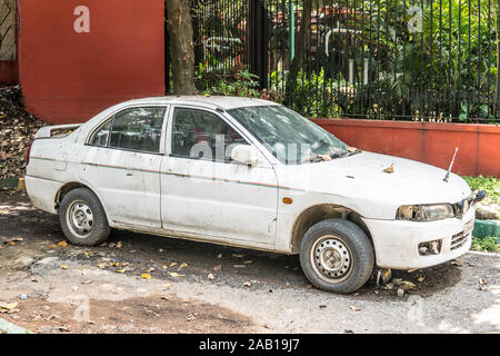 Bangalore, India, giugno 2018, strade di Bengaluru Città Vecchia, distrutta e automobili abbandonate e polveroso, fangoso, incompleta Foto Stock