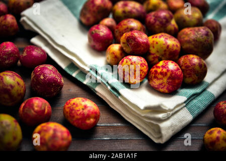 Fresche biologiche l'olluco tuberi (Melloco, Papalisa). Close up di un heap colorati di questa popolare raccolti di radice di formare la regione andina usato in Sud America. Foto Stock