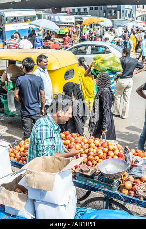 Strade della citta' di Bengaluru, varietà indiana di frutti, banane, ananas e mango, cocomeri, meloni venduto per strada dai locali indiani indù commercianti Foto Stock