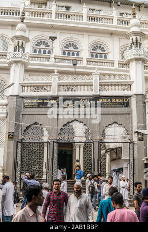 Città Bengaluru, islamica Jamia Masjid moschea, la religione dell Islam, alte torri bianche con Luna oro in forma di mezzaluna e stella come simbolo islamico Foto Stock