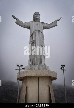 Lima, Perù - Nov 17, 2019: Cristo del Pacifico un monumento domina la città di Lima Foto Stock