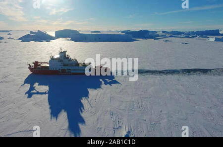 Pechino, Cina. 22 Novembre, 2019. Della Cina di rompighiaccio polare Xuelong 2 rompe il ghiaccio nelle acque in Antartide, nov. 22, 2019. Credito: Liu di spedizione/Xinhua/Alamy Live News Foto Stock