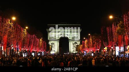 Parigi, l annuale Champs-Elysees Avenue luminarie di Natale evento ha dato dei calci a fuori a Parigi nella giornata di domenica. Gen 8, 2020. Le persone che frequentano l'inaugurazione dell'Champs-Elysees Avenue luminarie di Natale a Parigi, Francia, nov. 24, 2019. L annuale Champs-Elysees Avenue luminarie di Natale evento ha dato dei calci a fuori a Parigi nella giornata di domenica, che durerà fino al 8 gennaio, 2020. Credito: Gao Jing/Xinhua/Alamy Live News Foto Stock