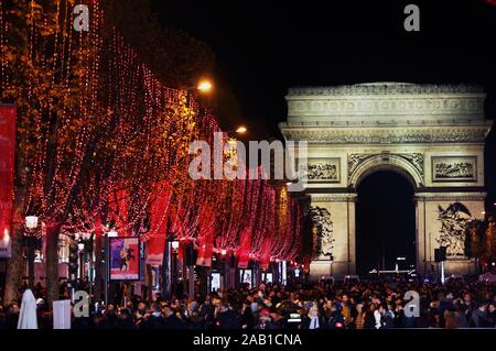 Parigi, l annuale Champs-Elysees Avenue luminarie di Natale evento ha dato dei calci a fuori a Parigi nella giornata di domenica. Gen 8, 2020. Le persone che frequentano l'inaugurazione dell'Champs-Elysees Avenue luminarie di Natale a Parigi, Francia, nov. 24, 2019. L annuale Champs-Elysees Avenue luminarie di Natale evento ha dato dei calci a fuori a Parigi nella giornata di domenica, che durerà fino al 8 gennaio, 2020. Credito: Gao Jing/Xinhua/Alamy Live News Foto Stock