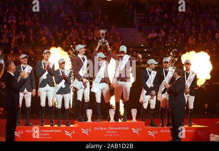 Praga, Repubblica Ceca. 24 Novembre, 2019. Shanghai cigni celebrare campione vincente durante la finale di show jumping concorso Global Champions League (Gcl) Super Cup di Praga, capitale della Repubblica ceca, su nov. 24, 2019. Credito: Dana Kesnerova/Xinhua/Alamy Live News Foto Stock