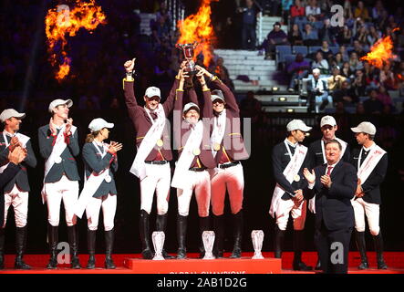 Praga, Repubblica Ceca. 24 Novembre, 2019. Shanghai cigni celebrare campione vincente durante la finale di show jumping concorso Global Champions League (Gcl) Super Cup di Praga, capitale della Repubblica ceca, su nov. 24, 2019. Credito: Dana Kesnerova/Xinhua/Alamy Live News Foto Stock