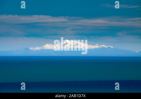 Snow tappata picchi di montagna delle Alpi del Sud visto dalla punta dell'Isola del nord a Ngawi Foto Stock