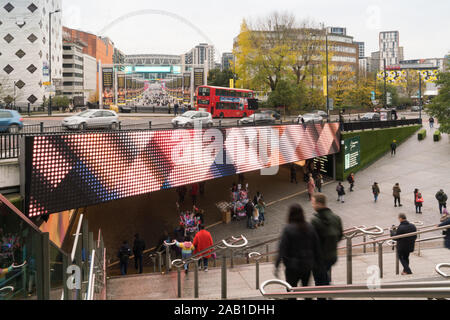 Il Bobby Moore Bridge e illuminazione sottopasso di arte di installazione Foto Stock