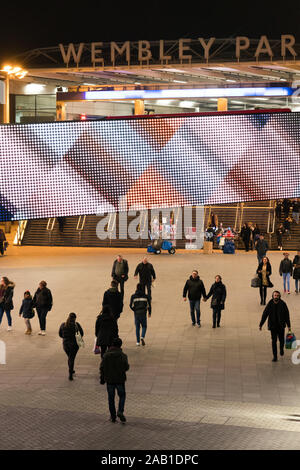 Il Bobby Moore Bridge e illuminazione sottopasso di arte di installazione Foto Stock