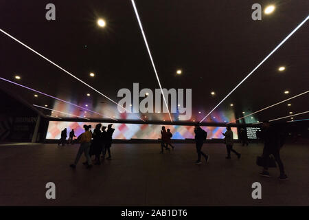 Il Bobby Moore Bridge e illuminazione sottopasso di arte di installazione Foto Stock