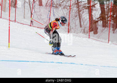 Quebec, Canada. Uno sciatore compete in Super Serie gli esperti di sport Ladies slalom gara tenutasi a Val Saint-Come Foto Stock