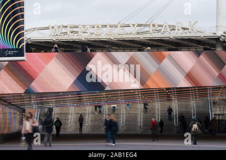 Il Bobby Moore Bridge e illuminazione sottopasso di arte di installazione Foto Stock