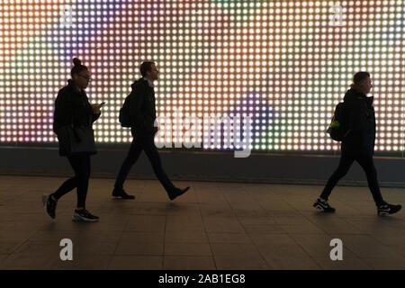 Il Bobby Moore Bridge e illuminazione sottopasso di arte di installazione Foto Stock