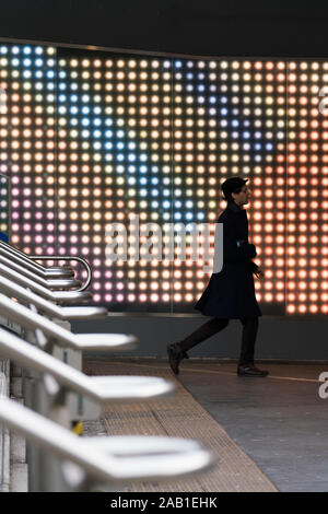 Il Bobby Moore Bridge e illuminazione sottopasso di arte di installazione Foto Stock