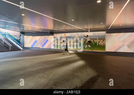 Il Bobby Moore Bridge e illuminazione sottopasso di arte di installazione Foto Stock